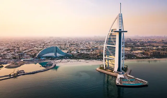 Les 3 Hôtels Éblématiques de Dubaï : Atlantis The Royal, The Lana by Dorchester et Burj Al Arab