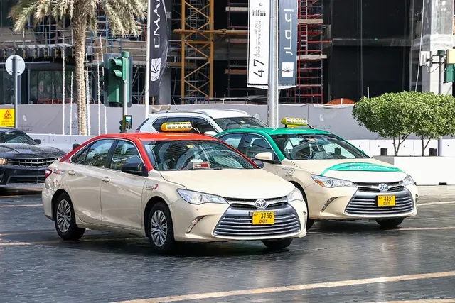 Que Signifient les Couleurs des Toits des Taxis à Dubaï ? Le Guide Complet pour Mieux Voyager en Ville